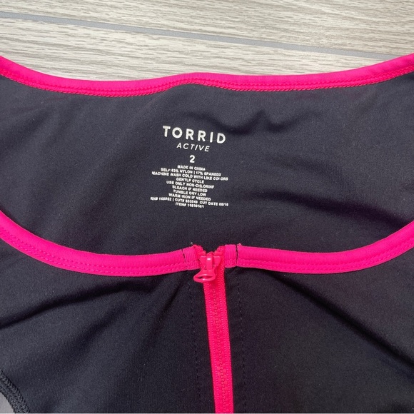 Torrid Active Black Pink Front 3/4 Zip Sports Bra Women’s size 2 (2X) - Picture 5 of 11